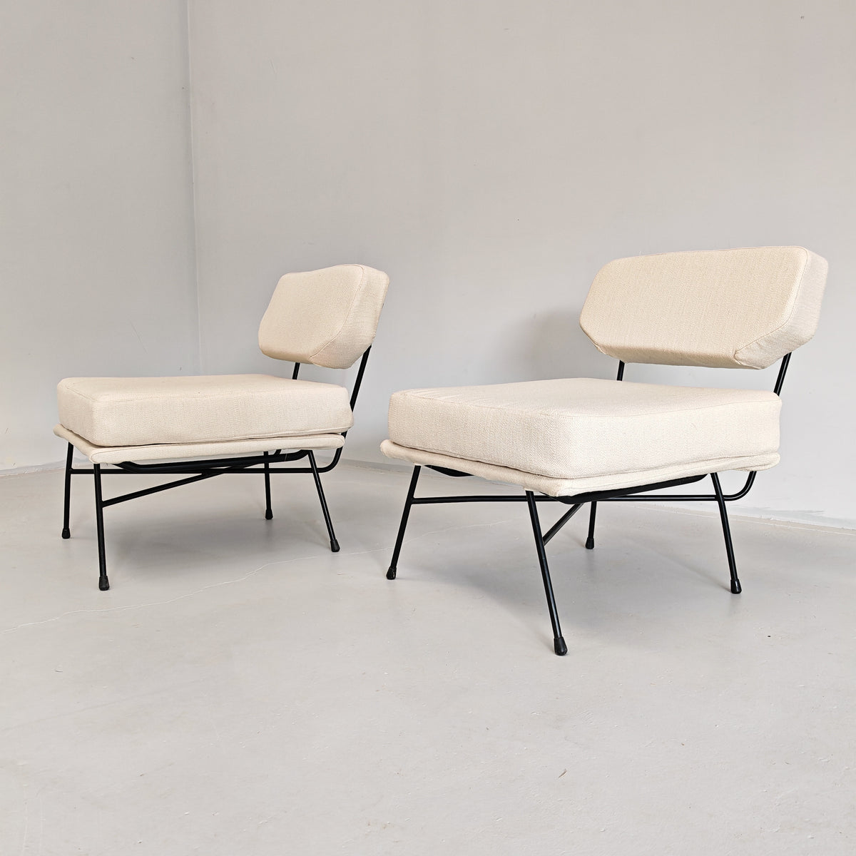 Paire de fauteuils en tissu blanc lait modèle "Elettra" Studio BBPR pour Arflex, années 50