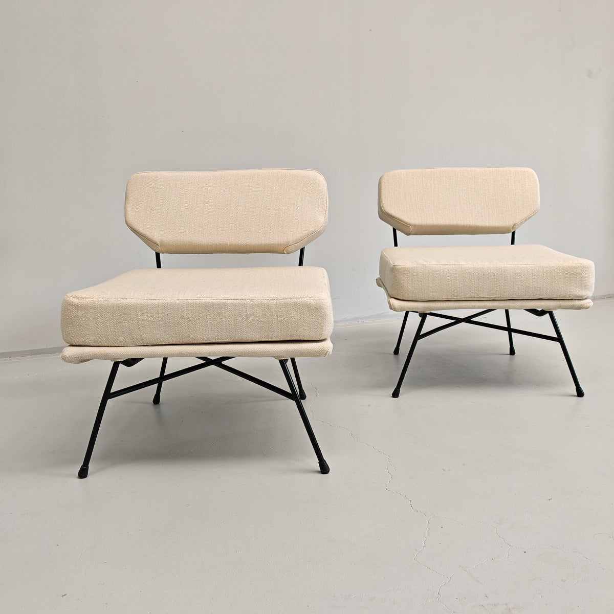 Paire de fauteuils en tissu blanc lait modèle "Elettra" Studio BBPR pour Arflex, années 50