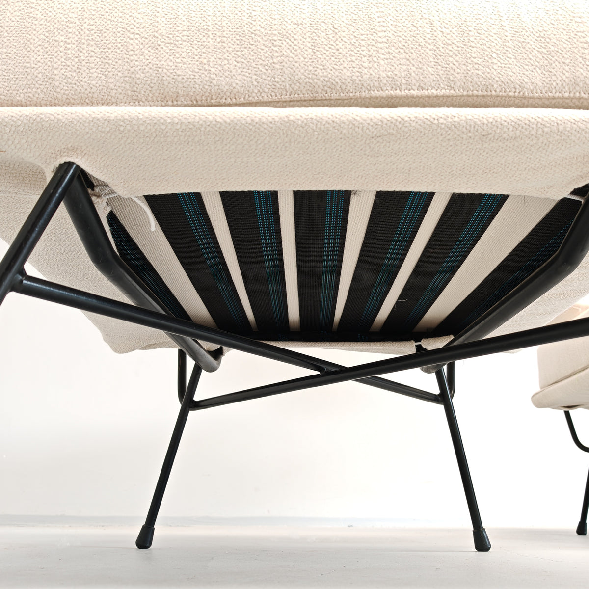 Paire de fauteuils en tissu blanc lait modèle "Elettra" Studio BBPR pour Arflex, années 50