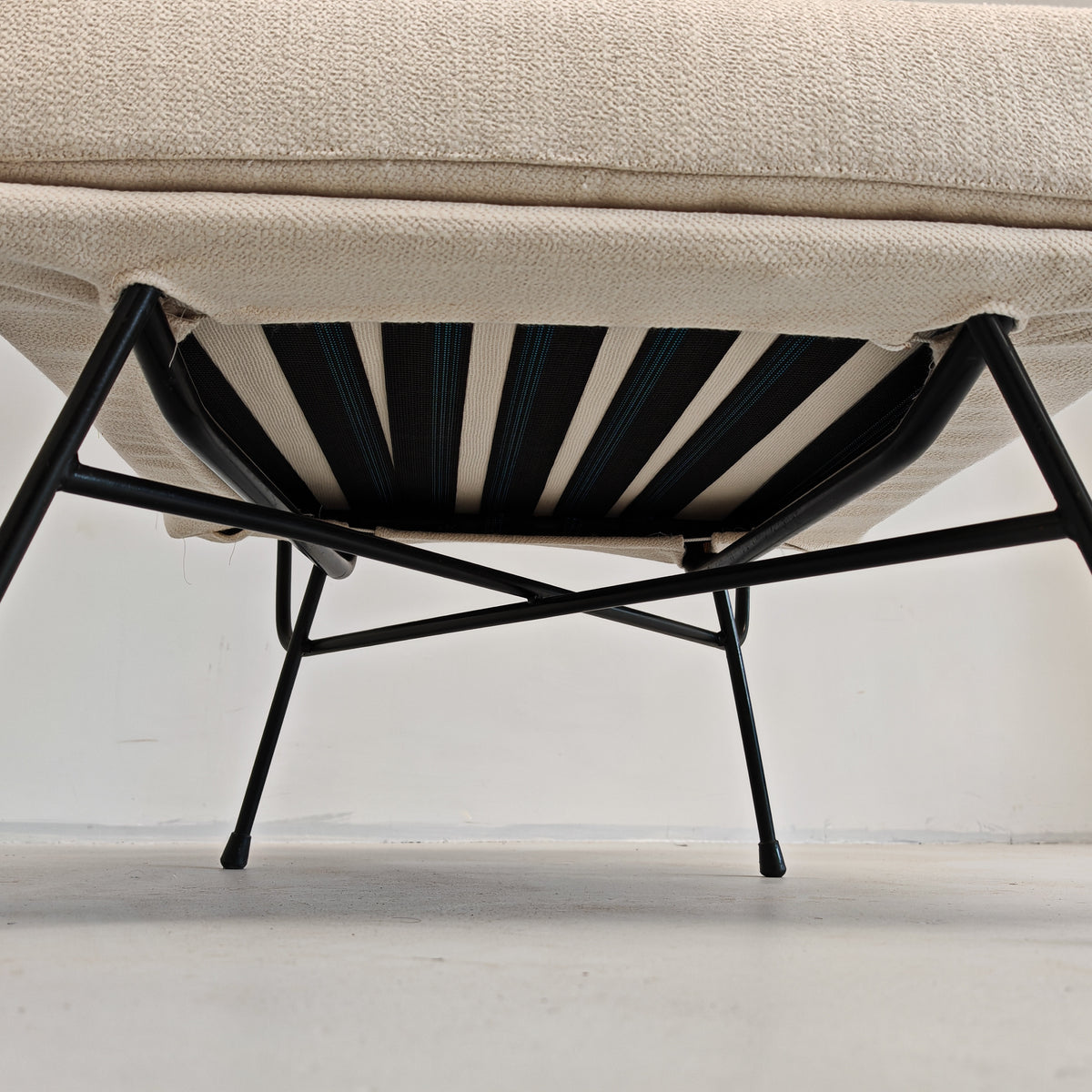 Paire de fauteuils en tissu blanc lait modèle "Elettra" Studio BBPR pour Arflex, années 50