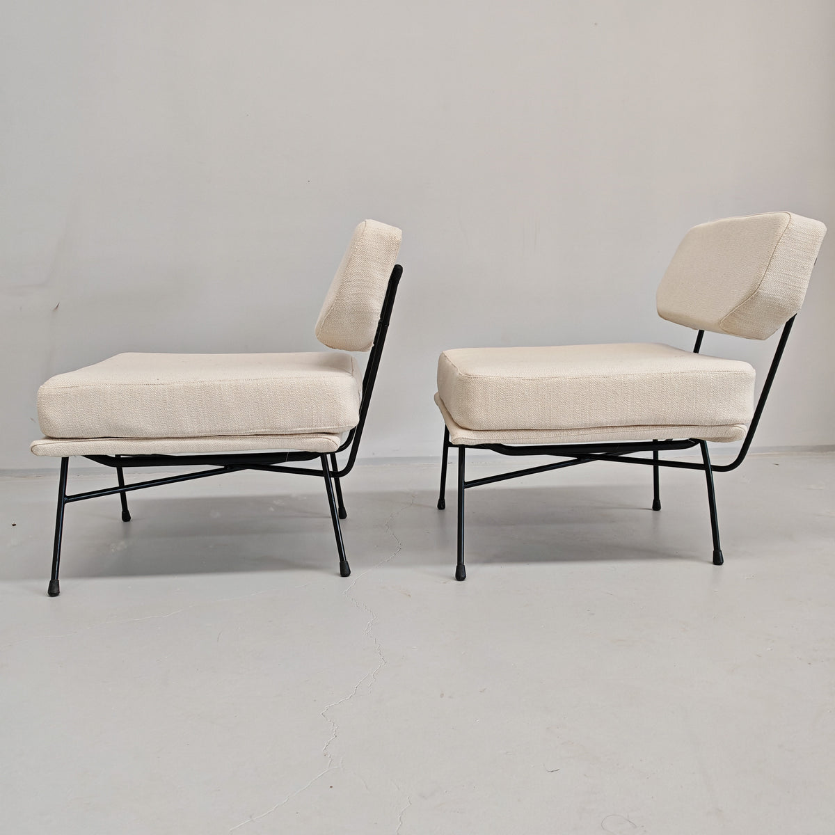 Paire de fauteuils en tissu blanc lait modèle "Elettra" Studio BBPR pour Arflex, années 50