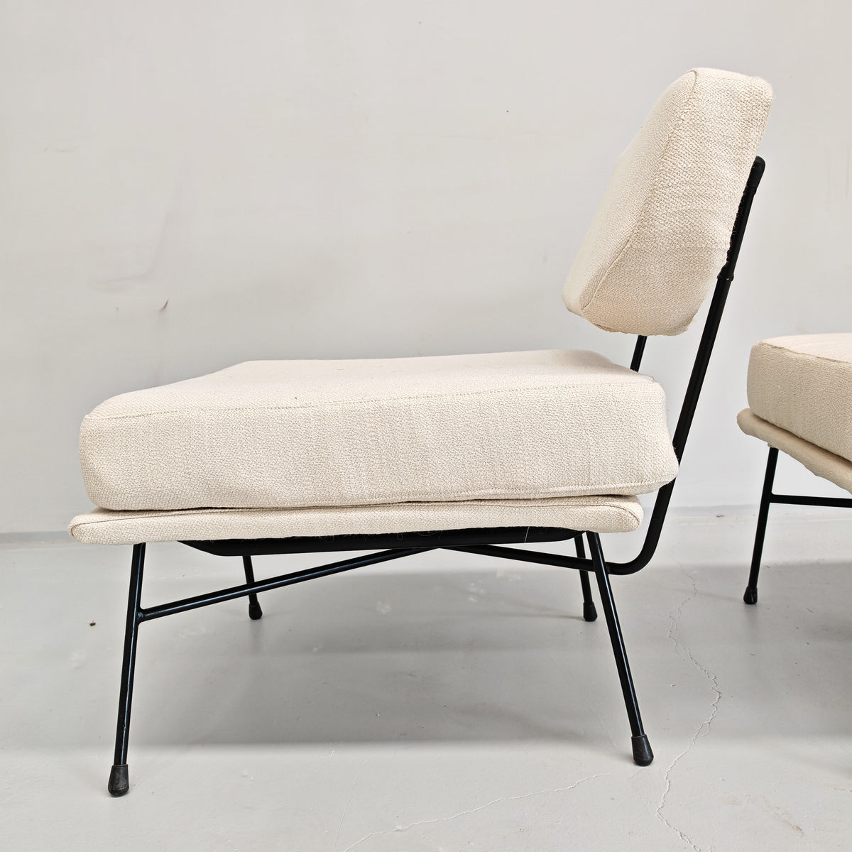 Paire de fauteuils en tissu blanc lait modèle "Elettra" Studio BBPR pour Arflex, années 50
