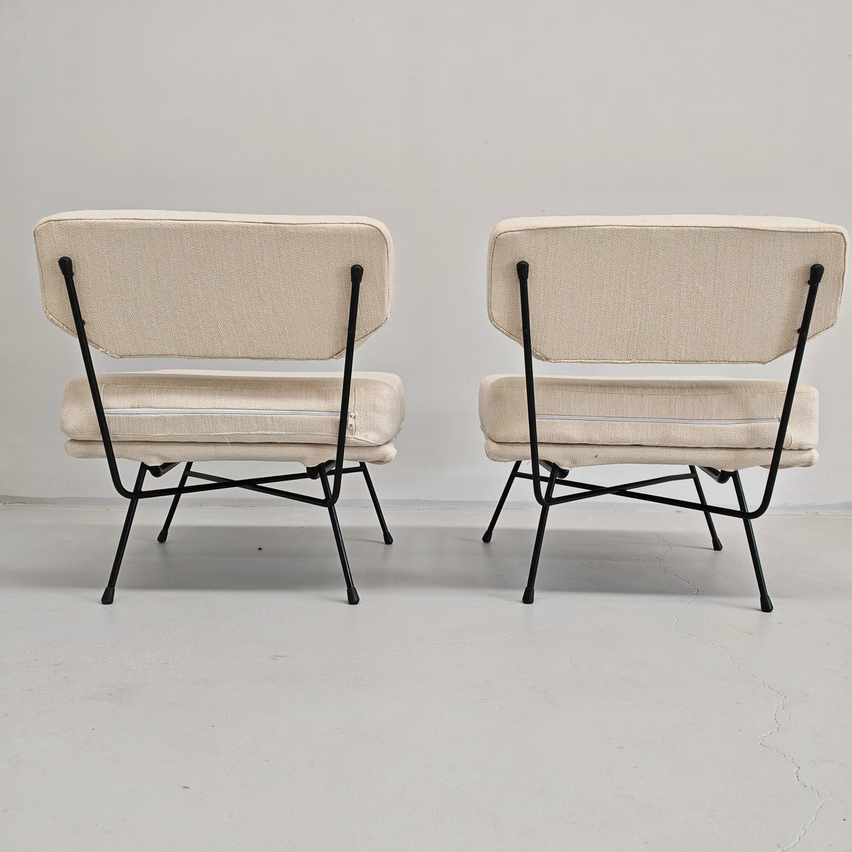 Paire de fauteuils en tissu blanc lait modèle "Elettra" Studio BBPR pour Arflex, années 50
