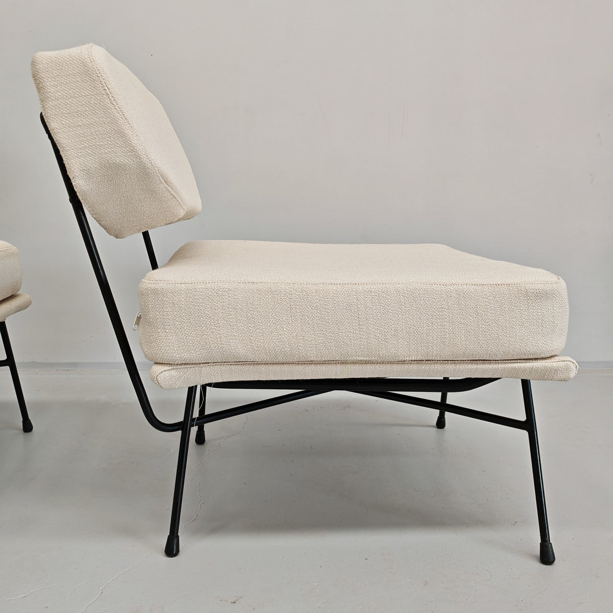 Paire de fauteuils en tissu blanc lait modèle "Elettra" Studio BBPR pour Arflex, années 50