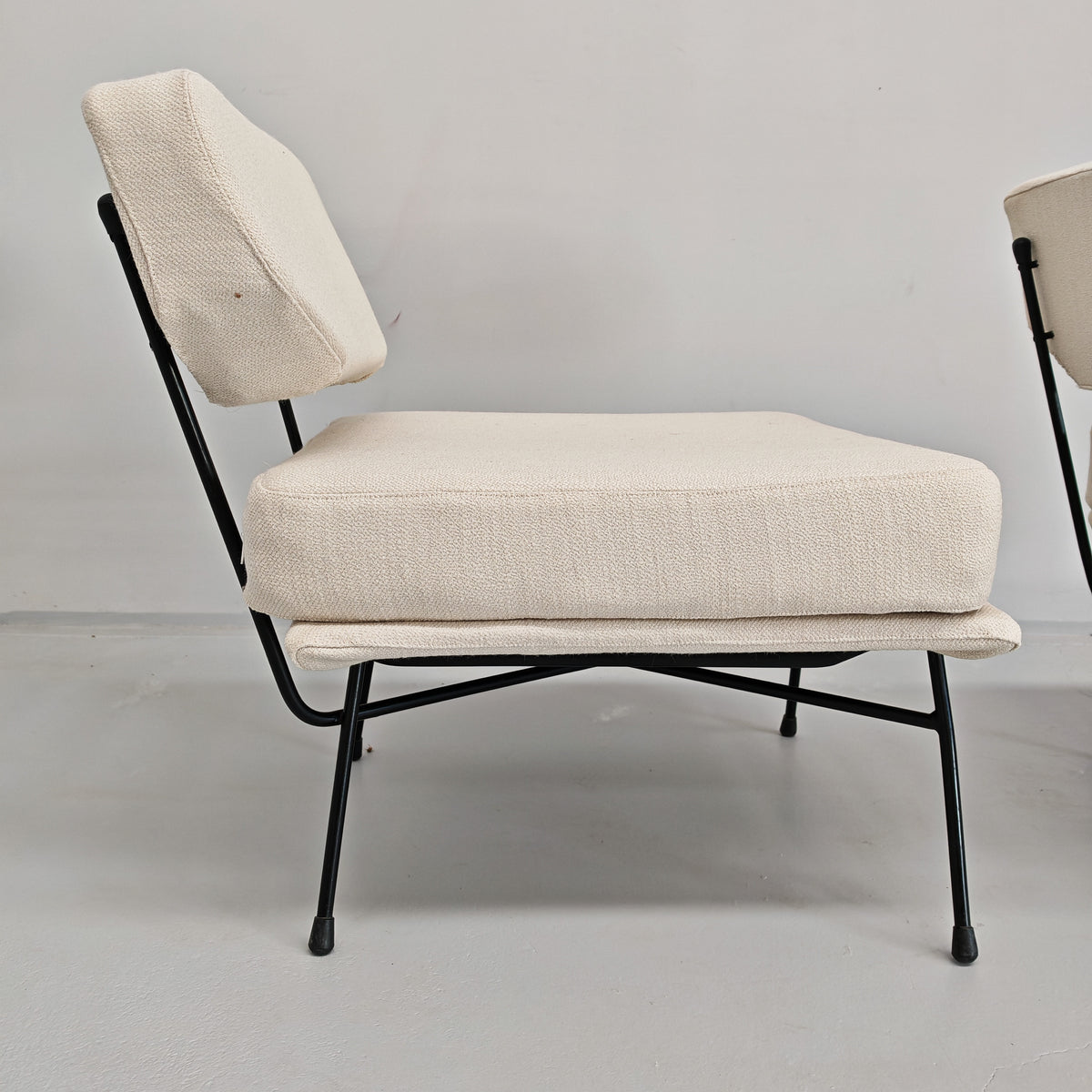 Paire de fauteuils en tissu blanc lait modèle "Elettra" Studio BBPR pour Arflex, années 50