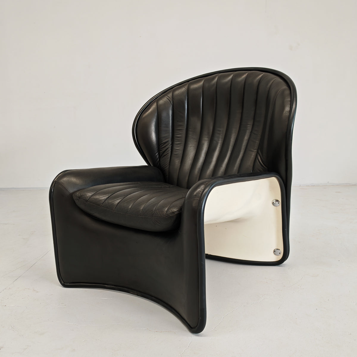 Fauteuil Space Age en cuir mod. Lotus, André Vandenbeuk pour Strässle, années 60