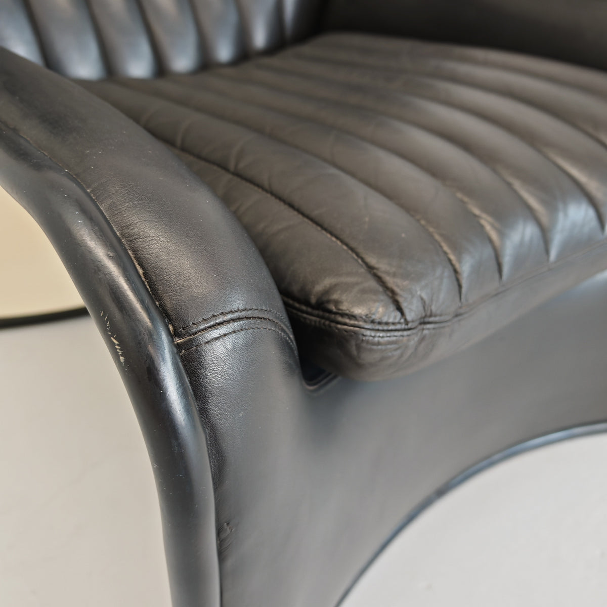 Fauteuil Space Age en cuir mod. Lotus, André Vandenbeuk pour Strässle, années 60