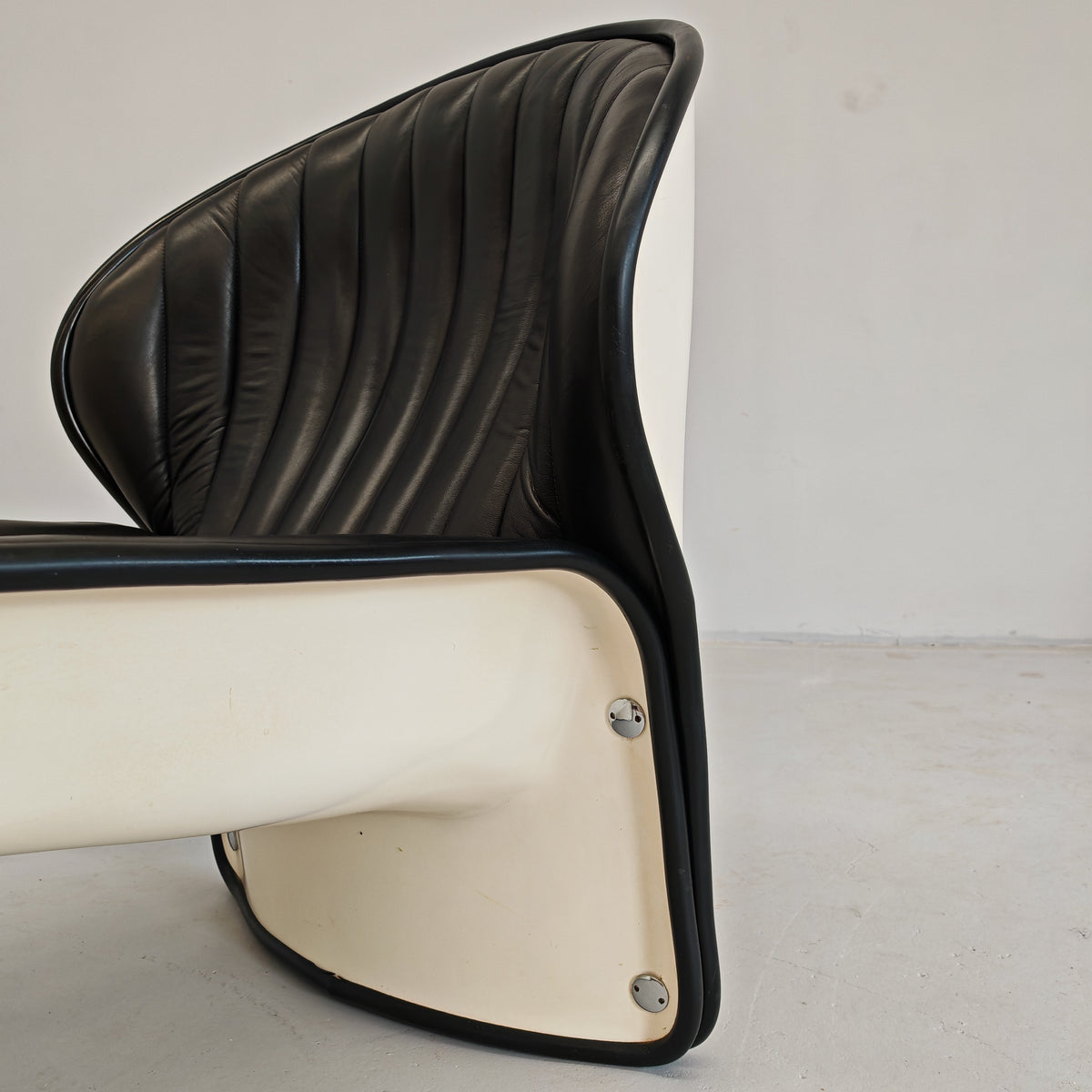 Fauteuil Space Age en cuir mod. Lotus, André Vandenbeuk pour Strässle, années 60
