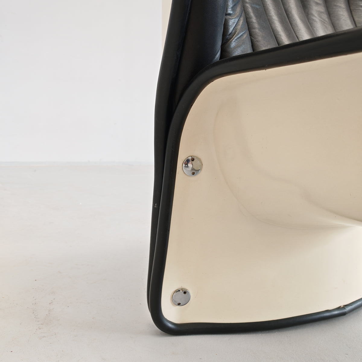 Fauteuil Space Age en cuir mod. Lotus, André Vandenbeuk pour Strässle, années 60