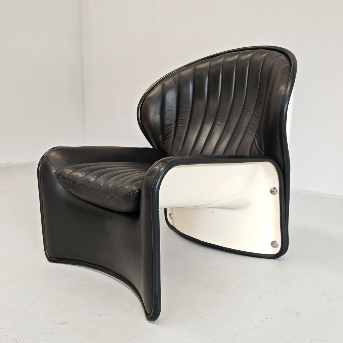 Fauteuil Space Age en cuir mod. Lotus, André Vandenbeuk pour Strässle, années 60