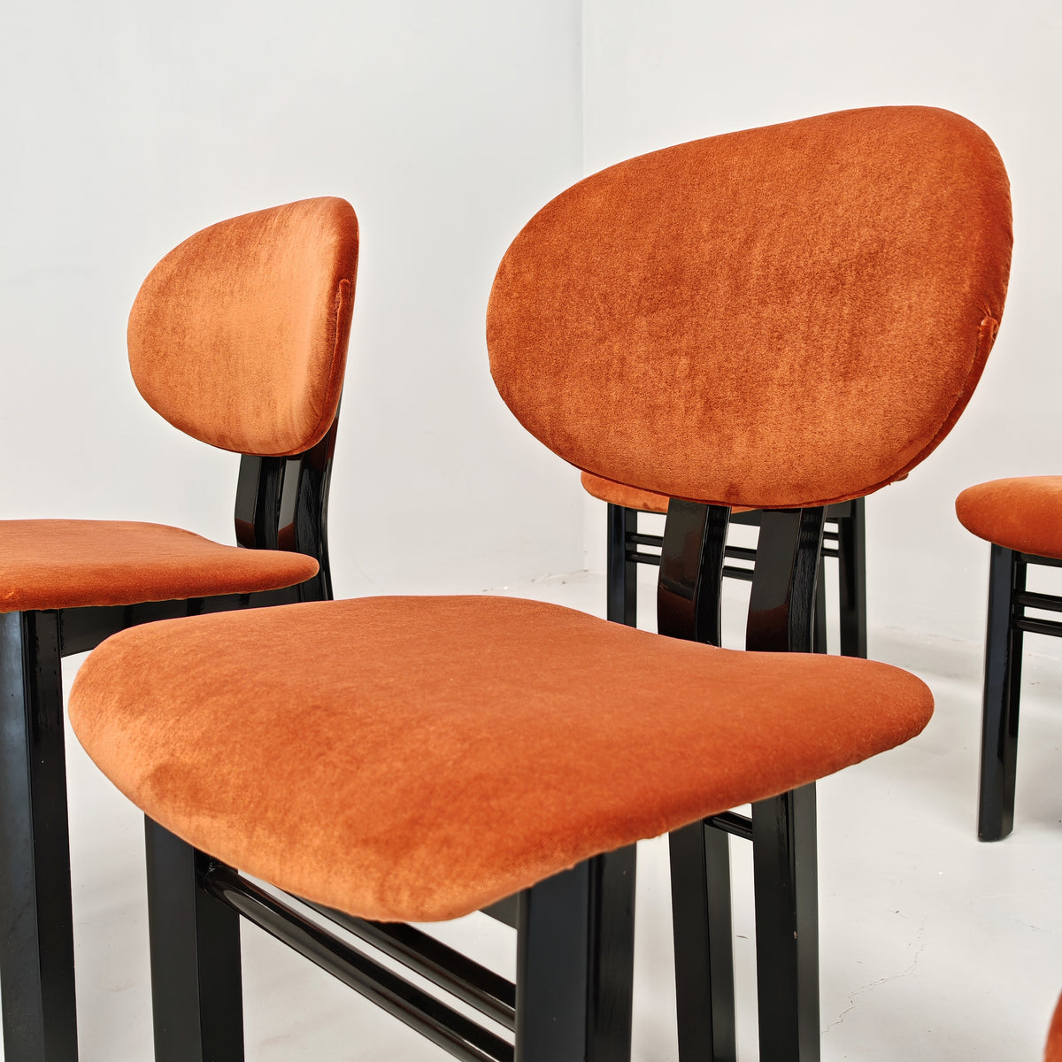 Ensemble de 8 chaises en velours mod. "MED" G. Stoppino et L. Acerbis pour Acerbis, années 1980