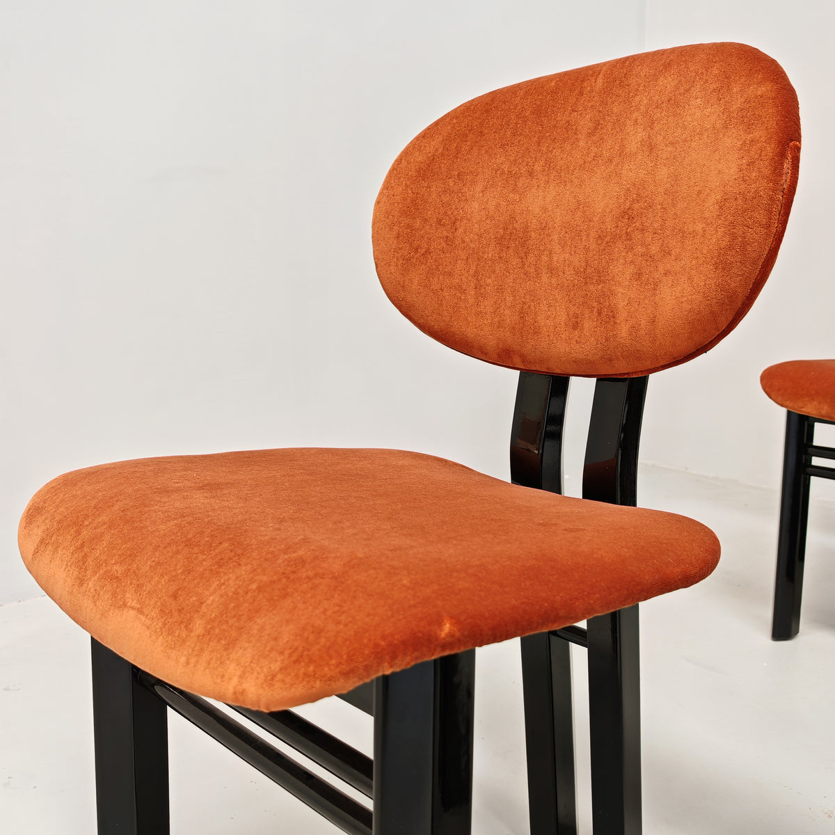 Ensemble de 8 chaises en velours mod. "MED" G. Stoppino et L. Acerbis pour Acerbis, années 1980