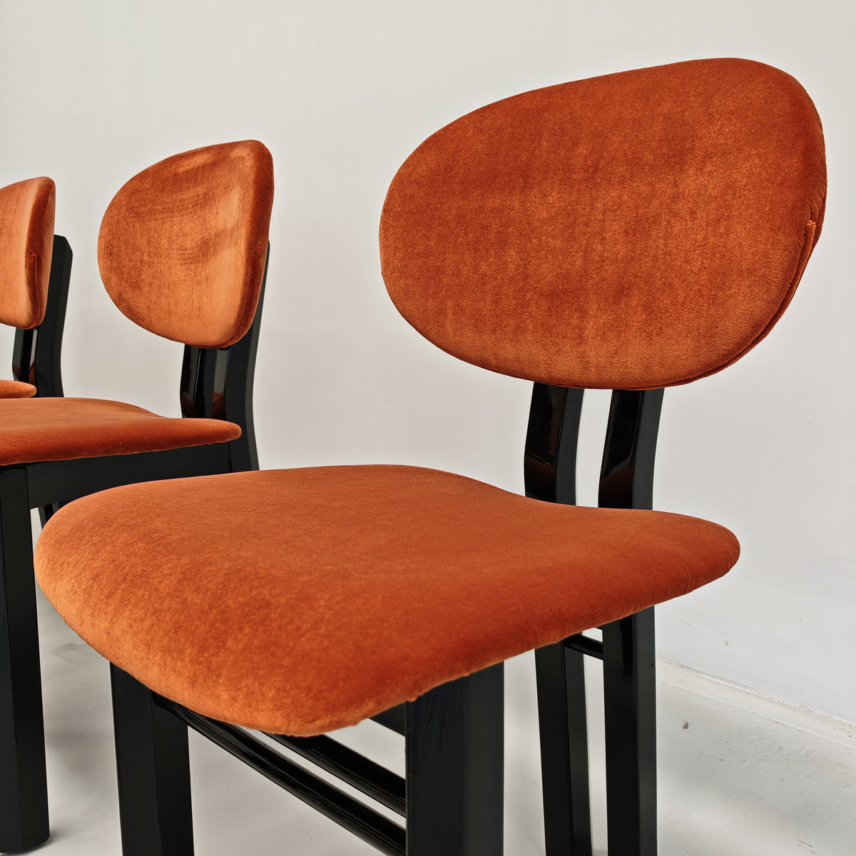 Ensemble de 8 chaises en velours mod. "MED" G. Stoppino et L. Acerbis pour Acerbis, années 1980