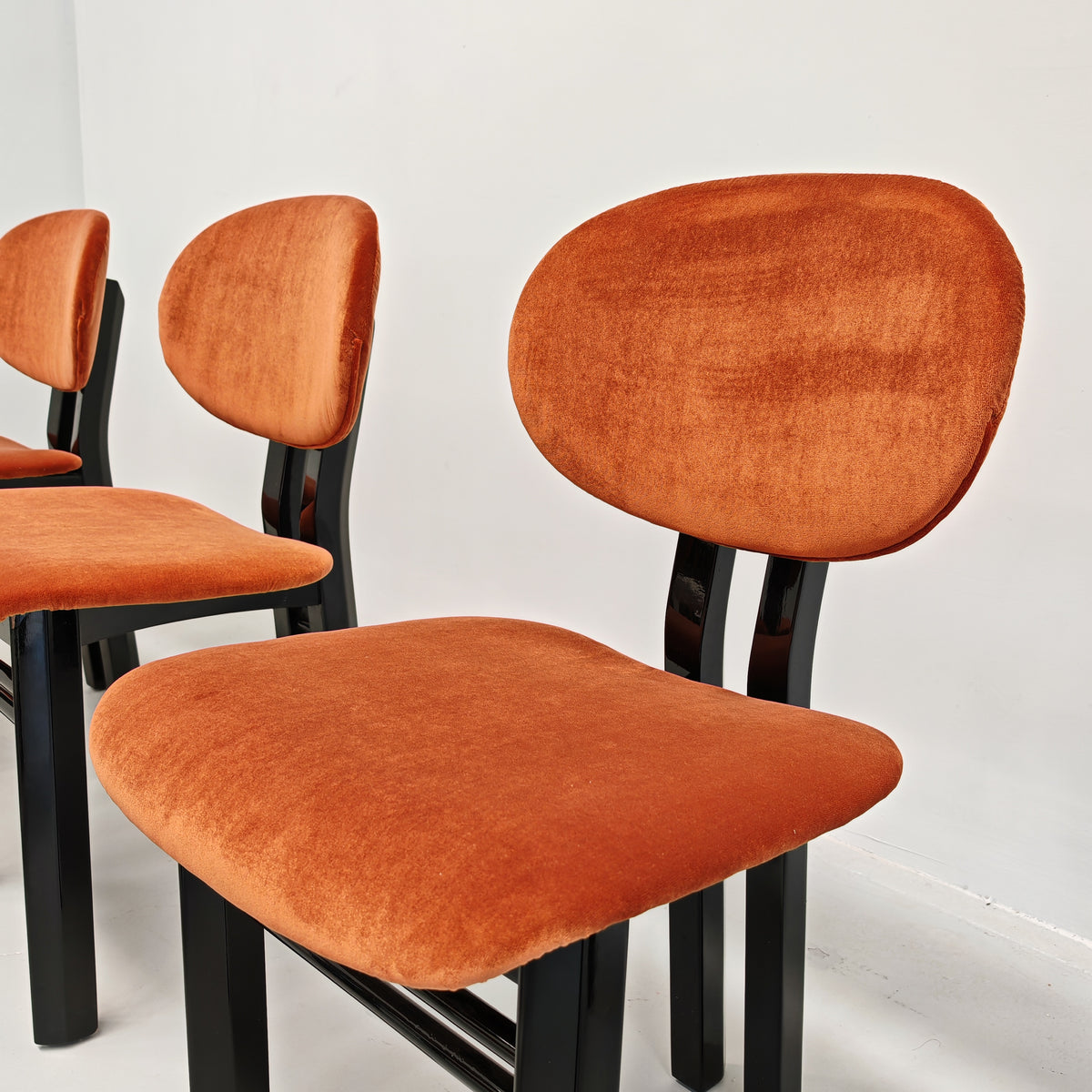 Ensemble de 8 chaises en velours mod. "MED" G. Stoppino et L. Acerbis pour Acerbis, années 1980