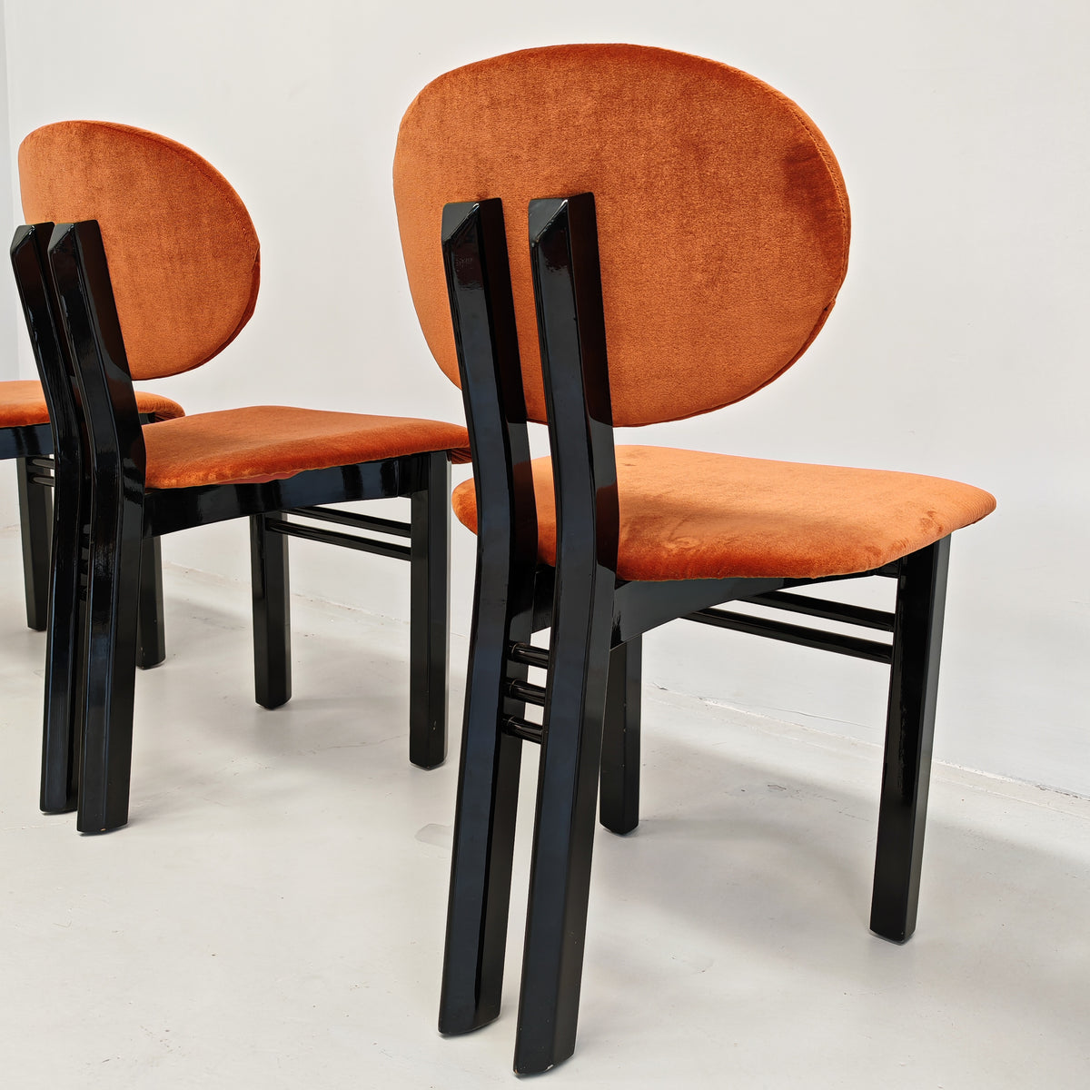 Ensemble de 8 chaises en velours mod. "MED" G. Stoppino et L. Acerbis pour Acerbis, années 1980