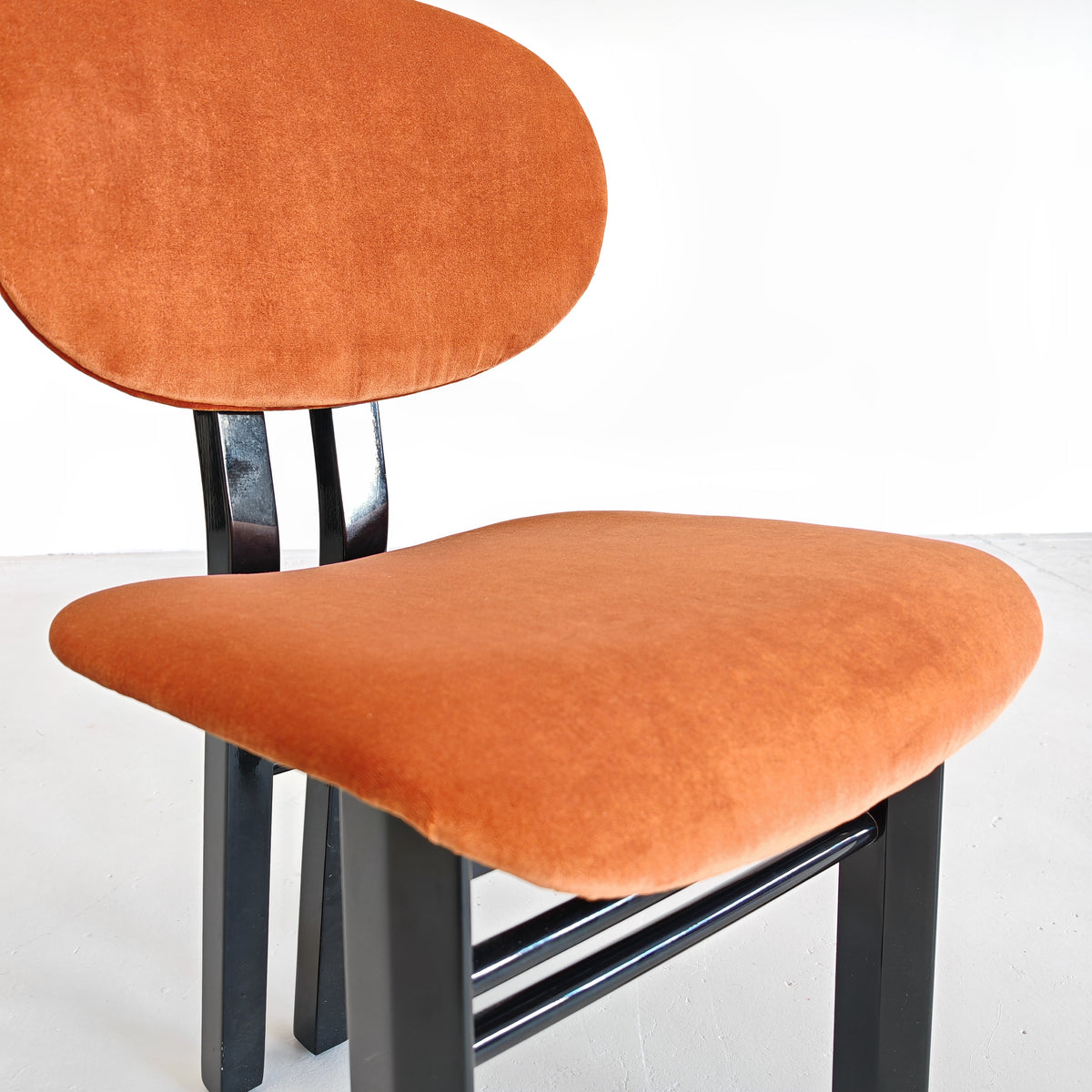 Ensemble de 8 chaises en velours mod. "MED" G. Stoppino et L. Acerbis pour Acerbis, années 1980