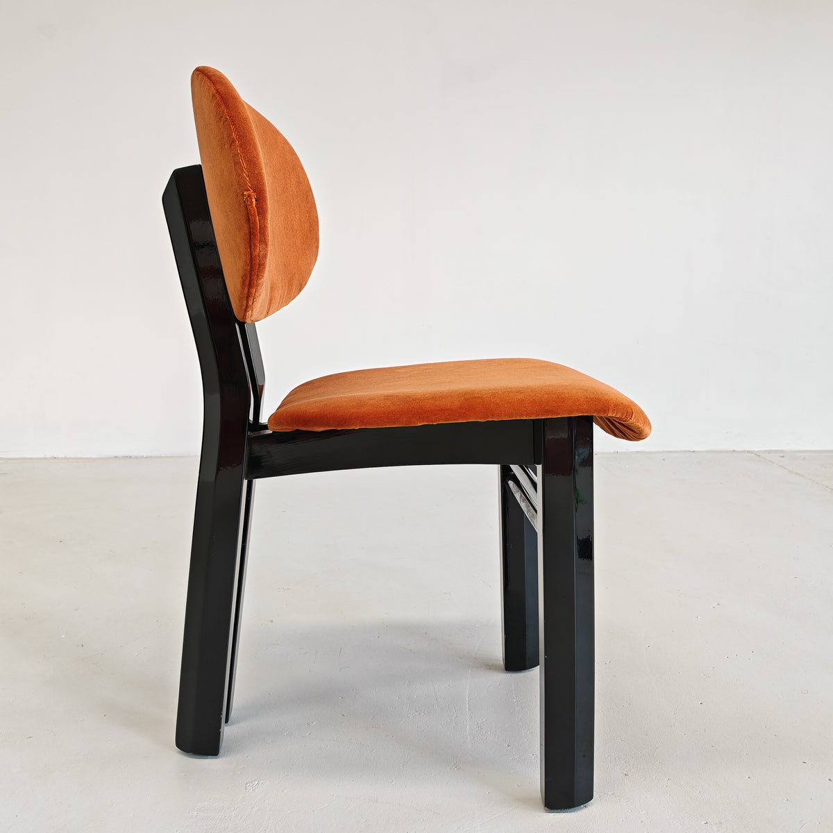 Ensemble de 8 chaises en velours mod. "MED" G. Stoppino et L. Acerbis pour Acerbis, années 1980