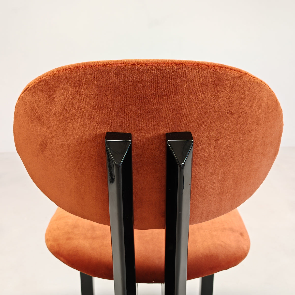 Ensemble de 8 chaises en velours mod. "MED" G. Stoppino et L. Acerbis pour Acerbis, années 1980