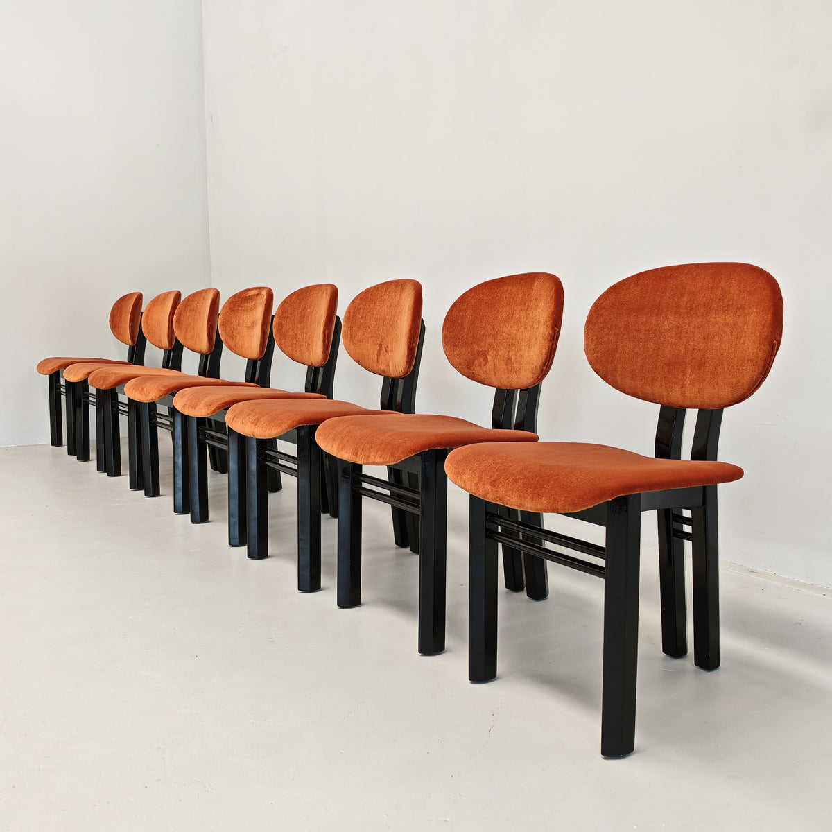 Ensemble de 8 chaises en velours mod. "MED" G. Stoppino et L. Acerbis pour Acerbis, années 1980