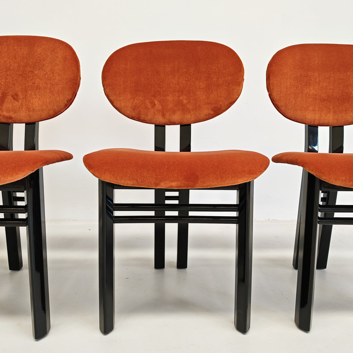 Ensemble de 8 chaises en velours mod. "MED" G. Stoppino et L. Acerbis pour Acerbis, années 1980