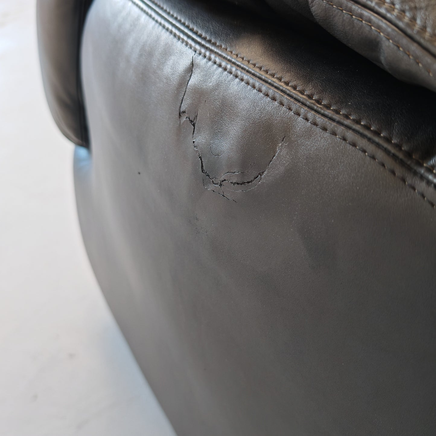 Poltrona e pouf in Pelle Nera "Confidential", Alberto Rosselli per Saporiti anni 70