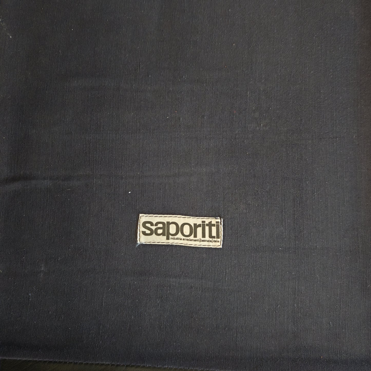 Poltrona e pouf in Pelle Nera "Confidential", Alberto Rosselli per Saporiti anni 70