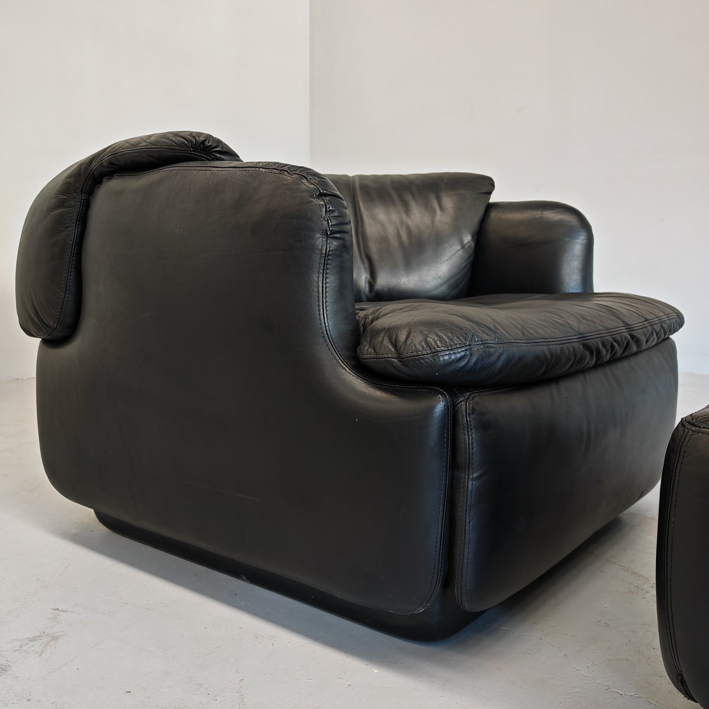 Poltrona e pouf in Pelle Nera "Confidential", Alberto Rosselli per Saporiti anni 70