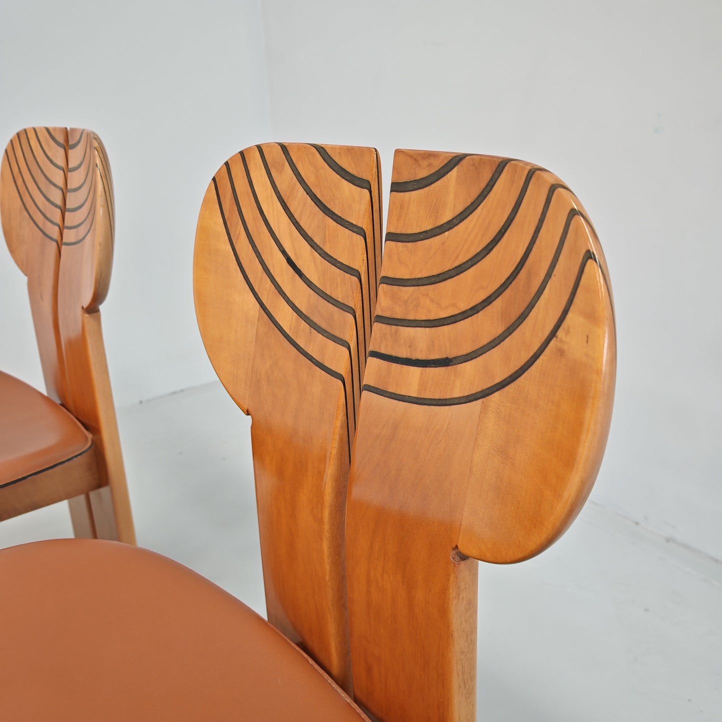 4 Sedie in noce chiaro e pelle modello Africa serie Artona Afra e Tobia Scarpa per Maxalto anni 70