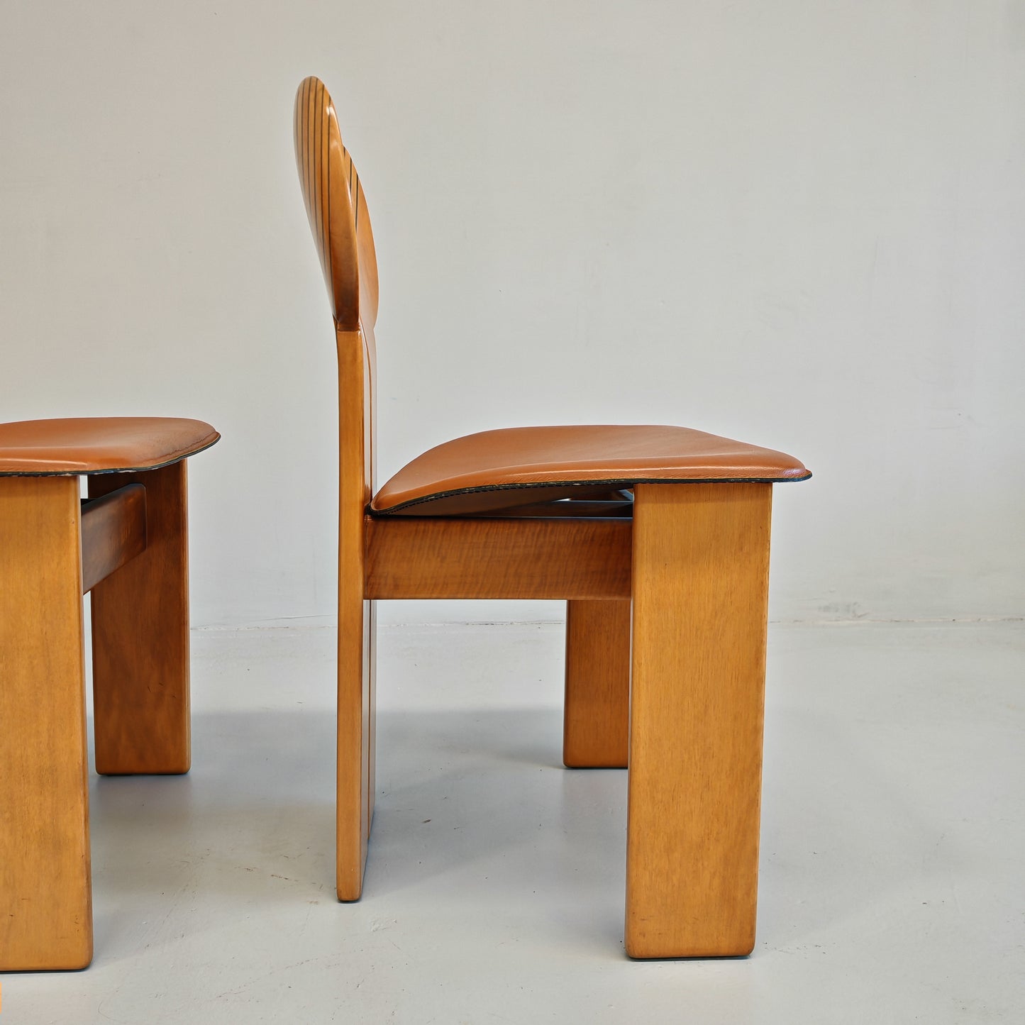 4 Sedie in noce chiaro e pelle modello Africa serie Artona Afra e Tobia Scarpa per Maxalto anni 70