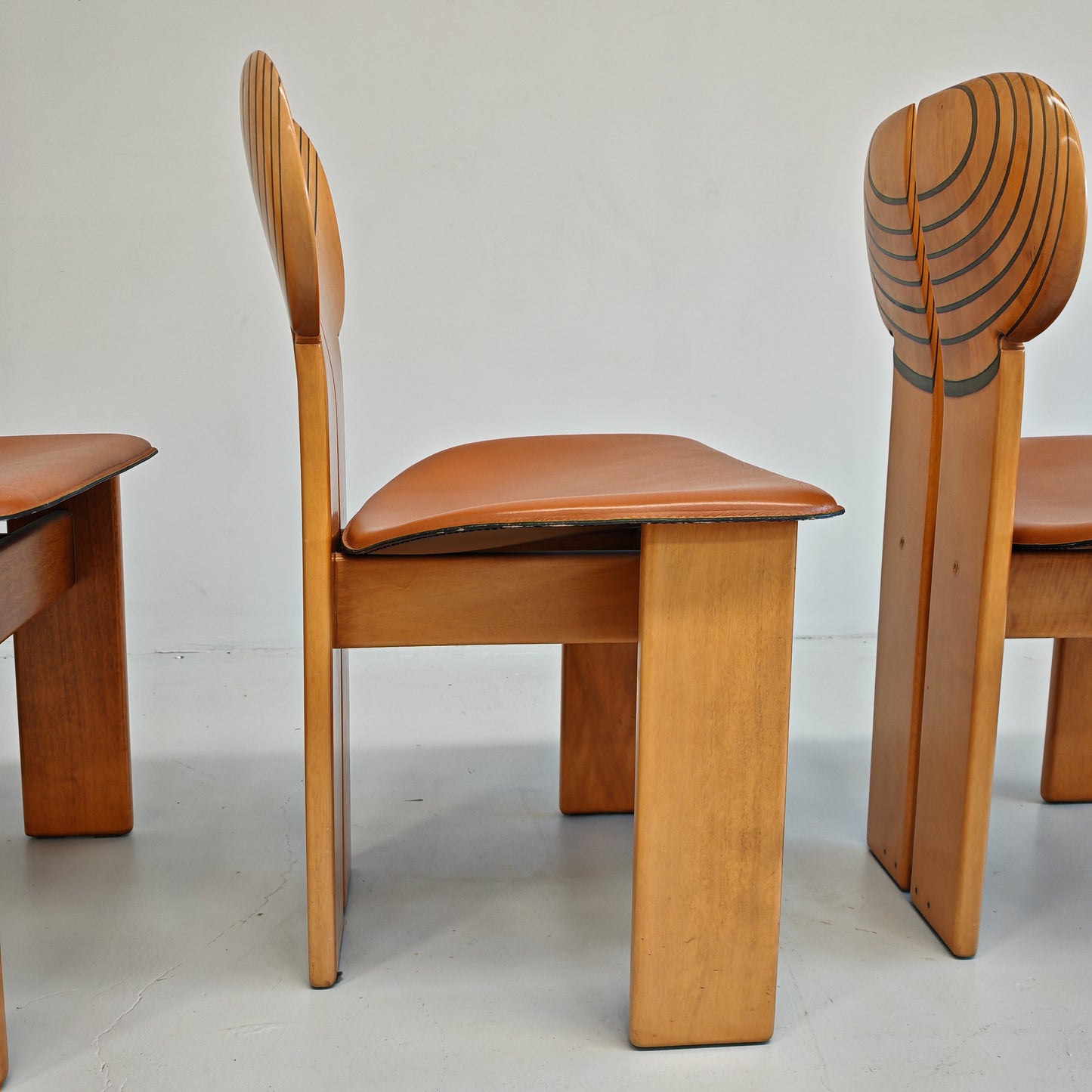 4 Sedie in noce chiaro e pelle modello Africa serie Artona Afra e Tobia Scarpa per Maxalto anni 70