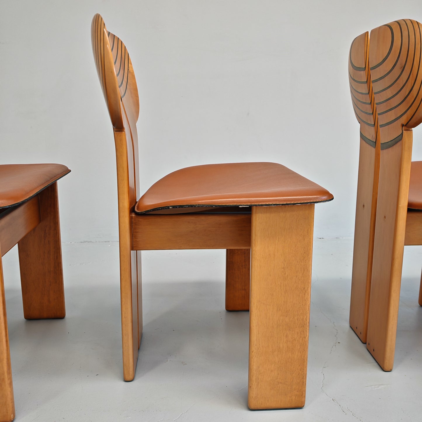 4 Sedie in noce chiaro e pelle modello Africa serie Artona Afra e Tobia Scarpa per Maxalto anni 70