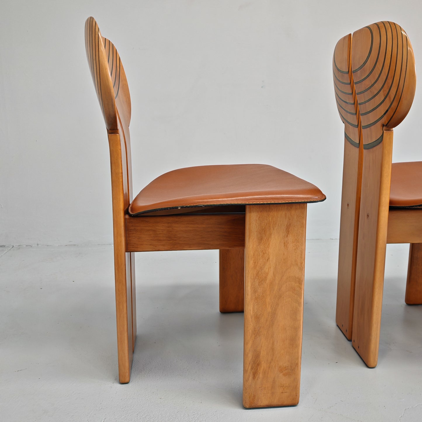 4 Sedie in noce chiaro e pelle modello Africa serie Artona Afra e Tobia Scarpa per Maxalto anni 70