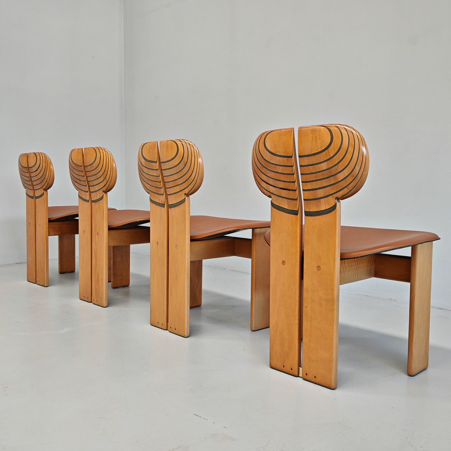 4 Sedie in noce chiaro e pelle modello Africa serie Artona Afra e Tobia Scarpa per Maxalto anni 70