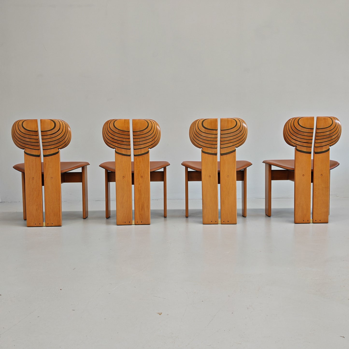 4 Sedie in noce chiaro e pelle modello Africa serie Artona Afra e Tobia Scarpa per Maxalto anni 70