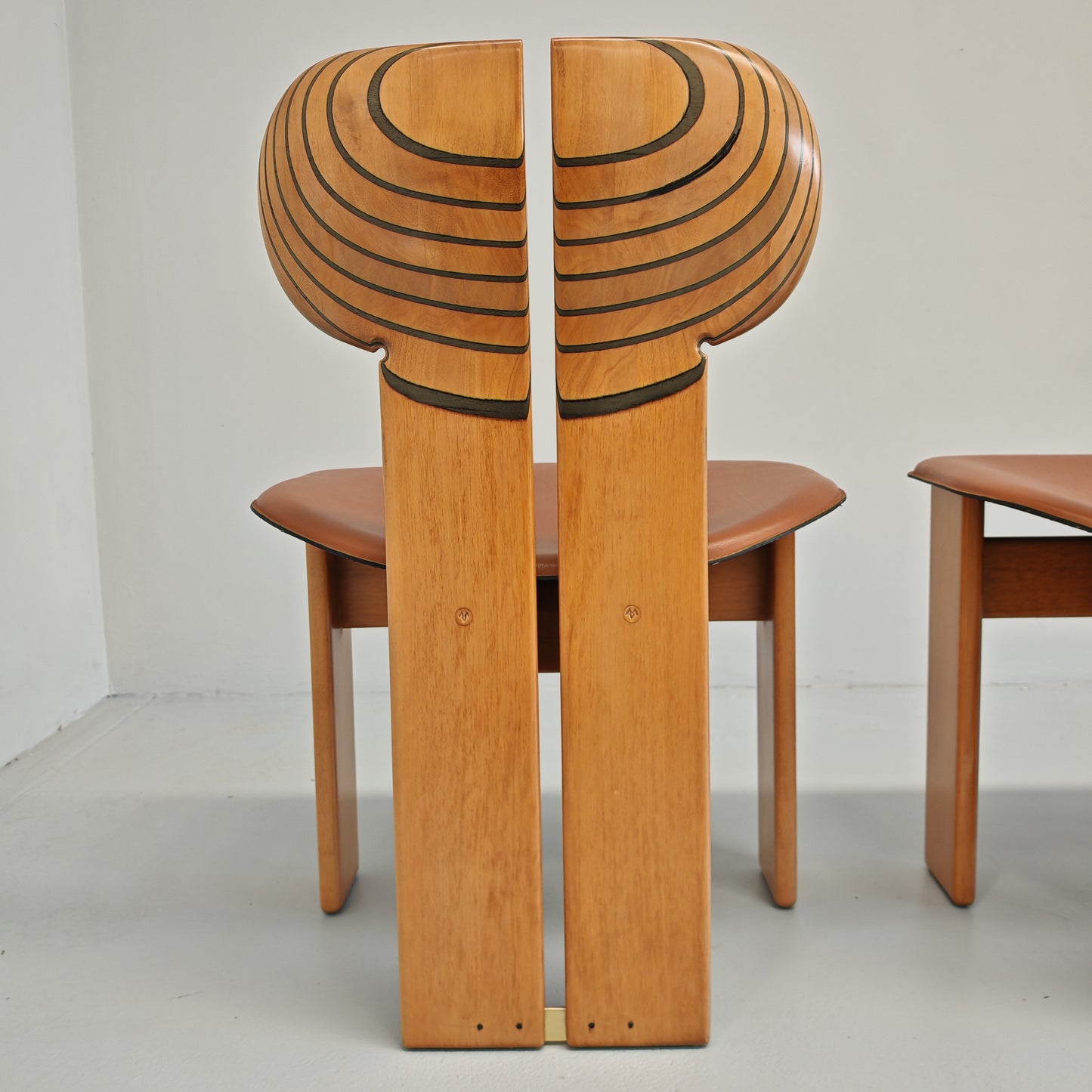 4 Sedie in noce chiaro e pelle modello Africa serie Artona Afra e Tobia Scarpa per Maxalto anni 70