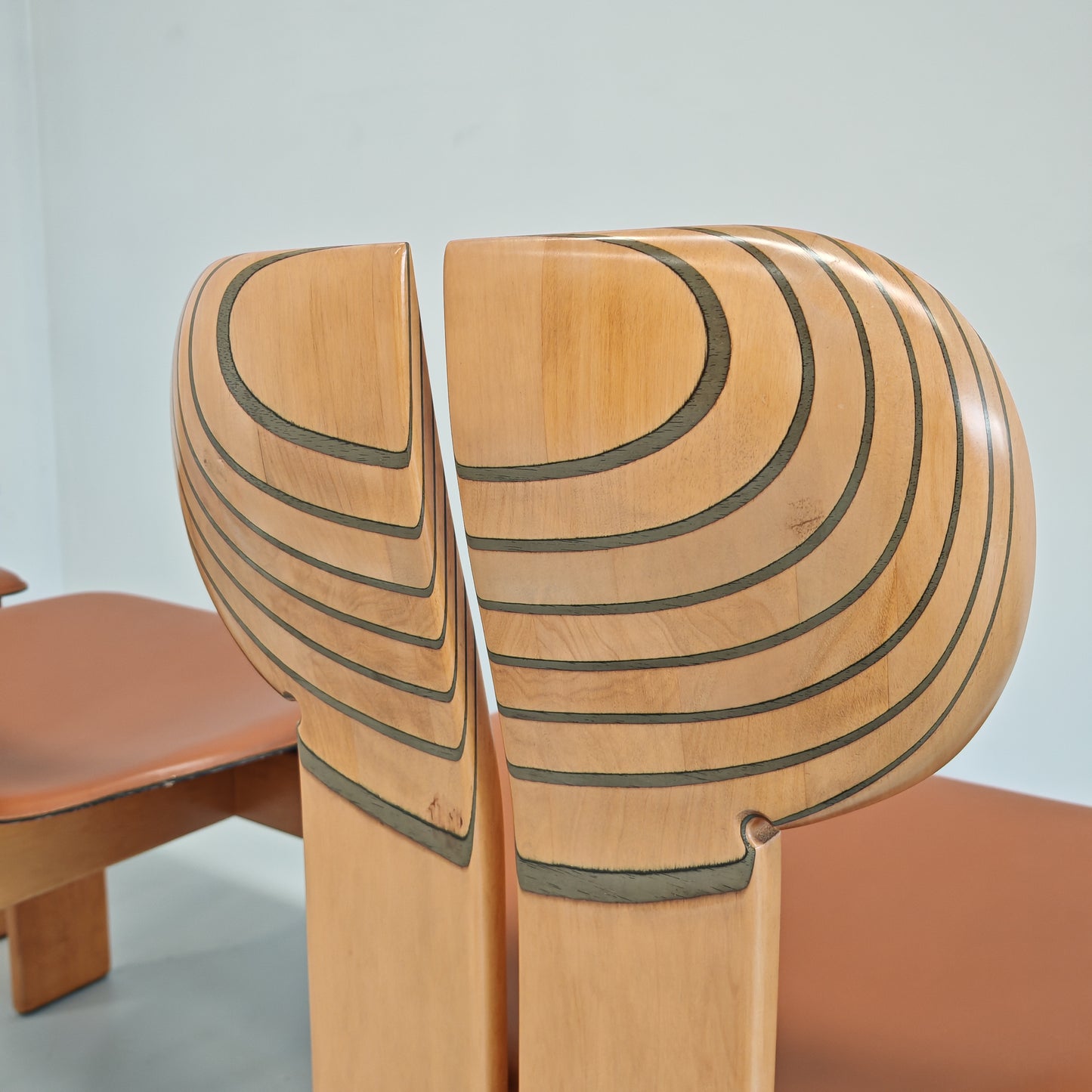 4 Sedie in noce chiaro e pelle modello Africa serie Artona Afra e Tobia Scarpa per Maxalto anni 70