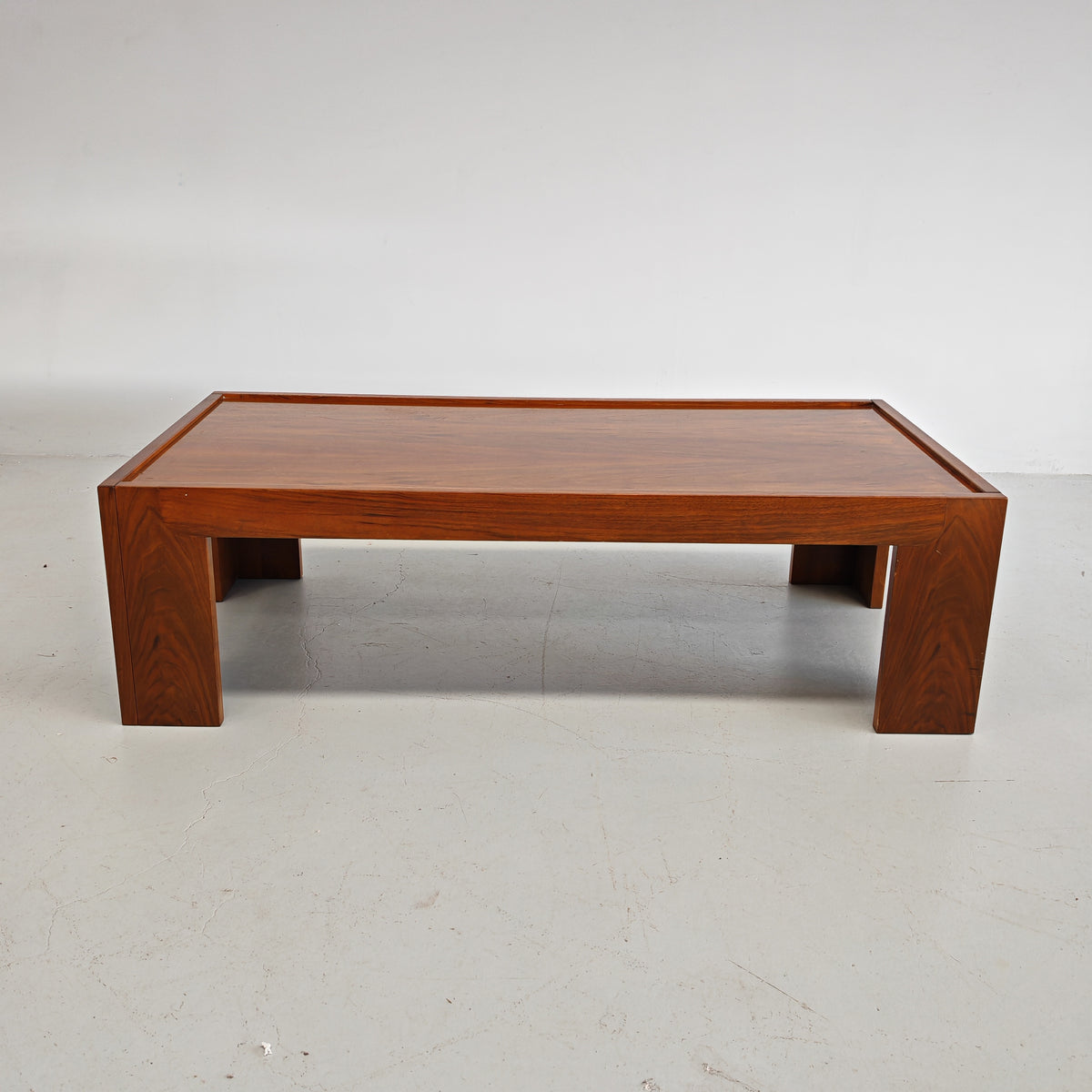 Table basse rectangulaire en noyer vintage années 70 (attribution Cassina Tobia Scarpa)