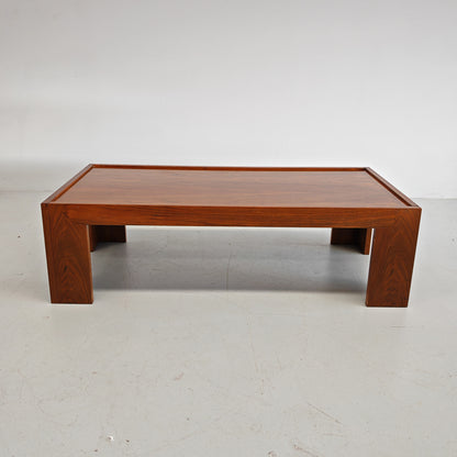 Table basse rectangulaire en noyer vintage années 70 (attribution Cassina Tobia Scarpa)