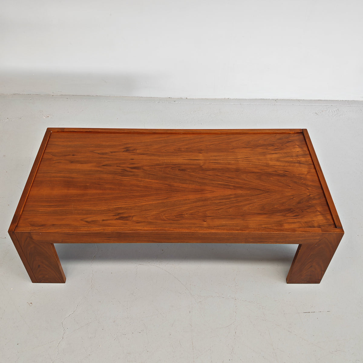 Table basse rectangulaire en noyer vintage années 70 (attribution Cassina Tobia Scarpa)