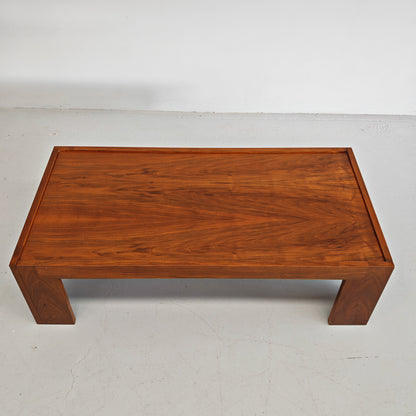 Table basse rectangulaire en noyer vintage années 70 (attribution Cassina Tobia Scarpa)