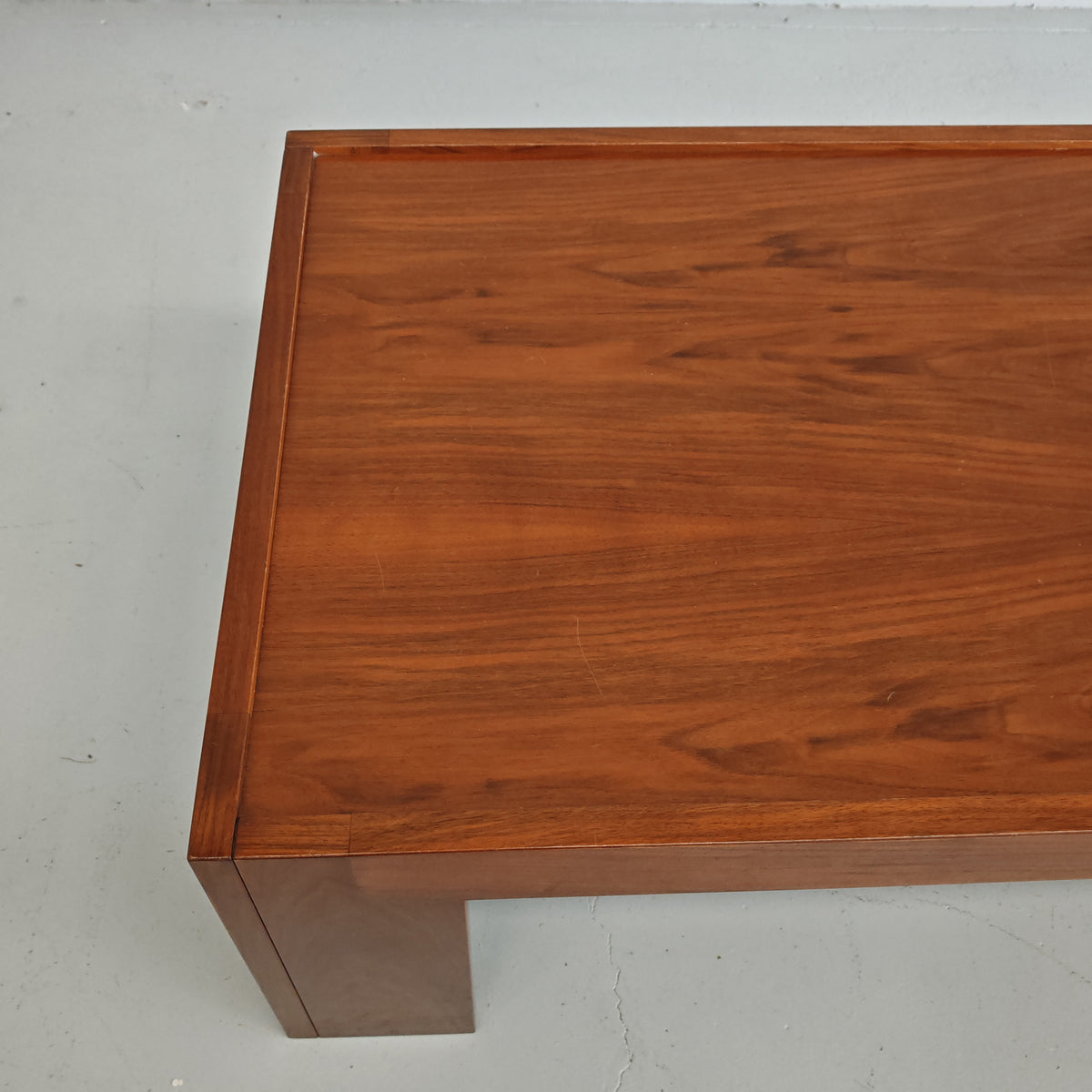 Table basse rectangulaire en noyer vintage années 70 (attribution Cassina Tobia Scarpa)