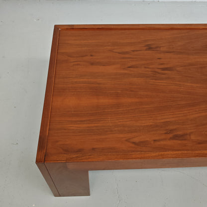Table basse rectangulaire en noyer vintage années 70 (attribution Cassina Tobia Scarpa)