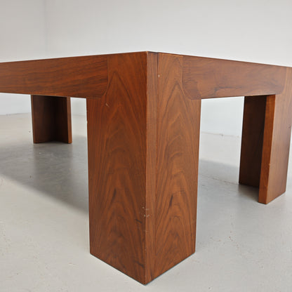Table basse rectangulaire en noyer vintage années 70 (attribution Cassina Tobia Scarpa)