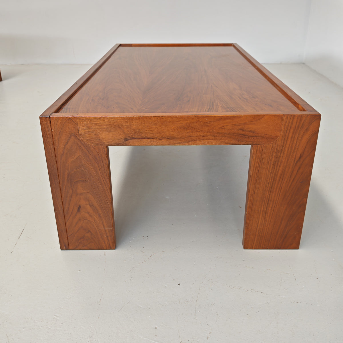 Table basse rectangulaire en noyer vintage années 70 (attribution Cassina Tobia Scarpa)