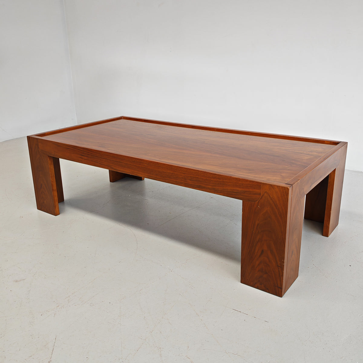 Table basse rectangulaire en noyer vintage années 70 (attribution Cassina Tobia Scarpa)