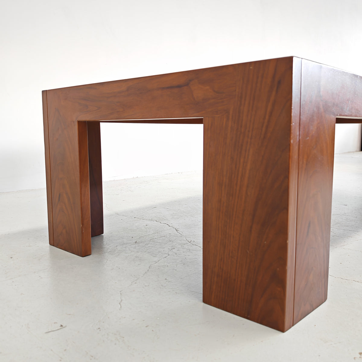 Table basse rectangulaire en noyer vintage années 70 (attribution Cassina Tobia Scarpa)