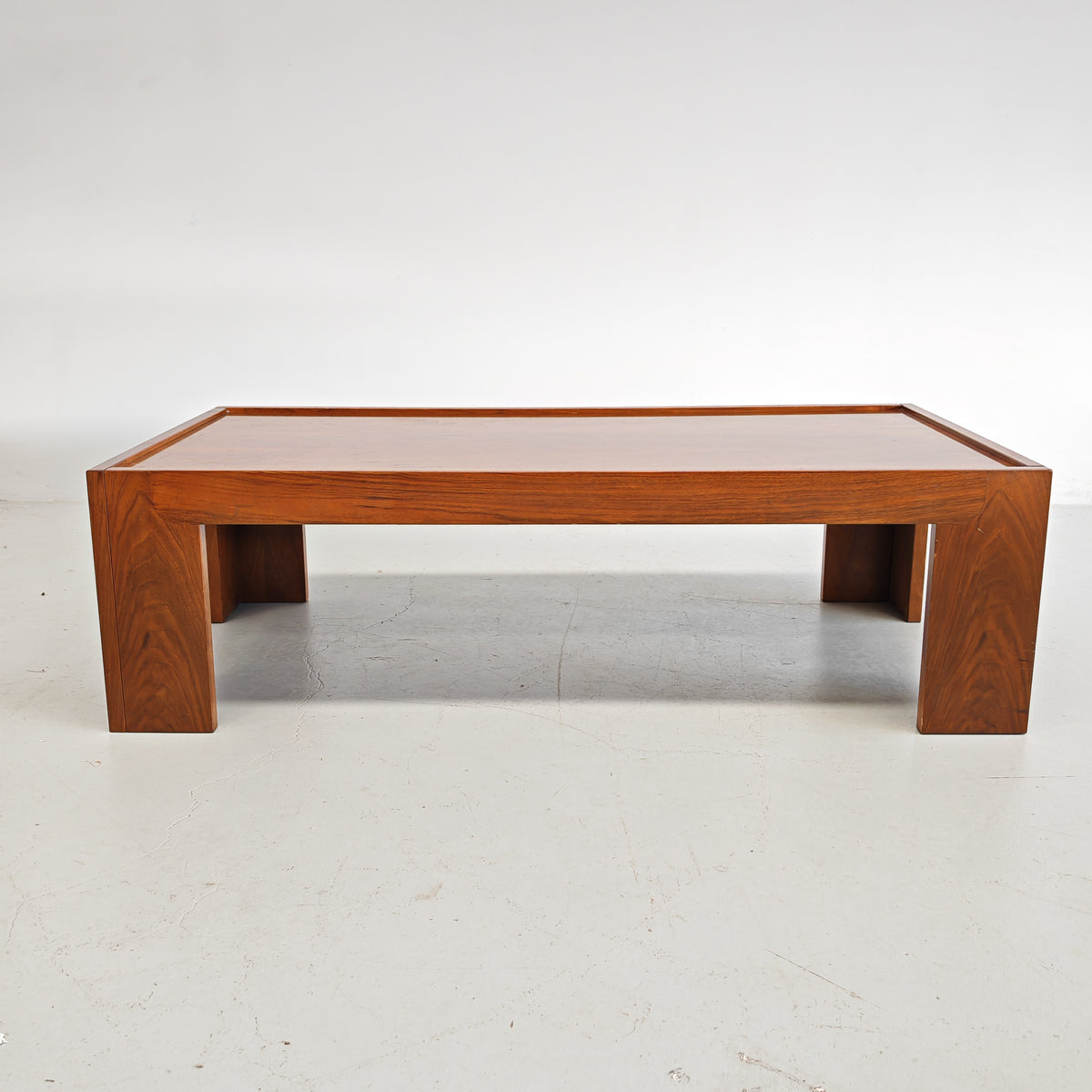 Table basse rectangulaire en noyer vintage années 70 (attribution Cassina Tobia Scarpa)
