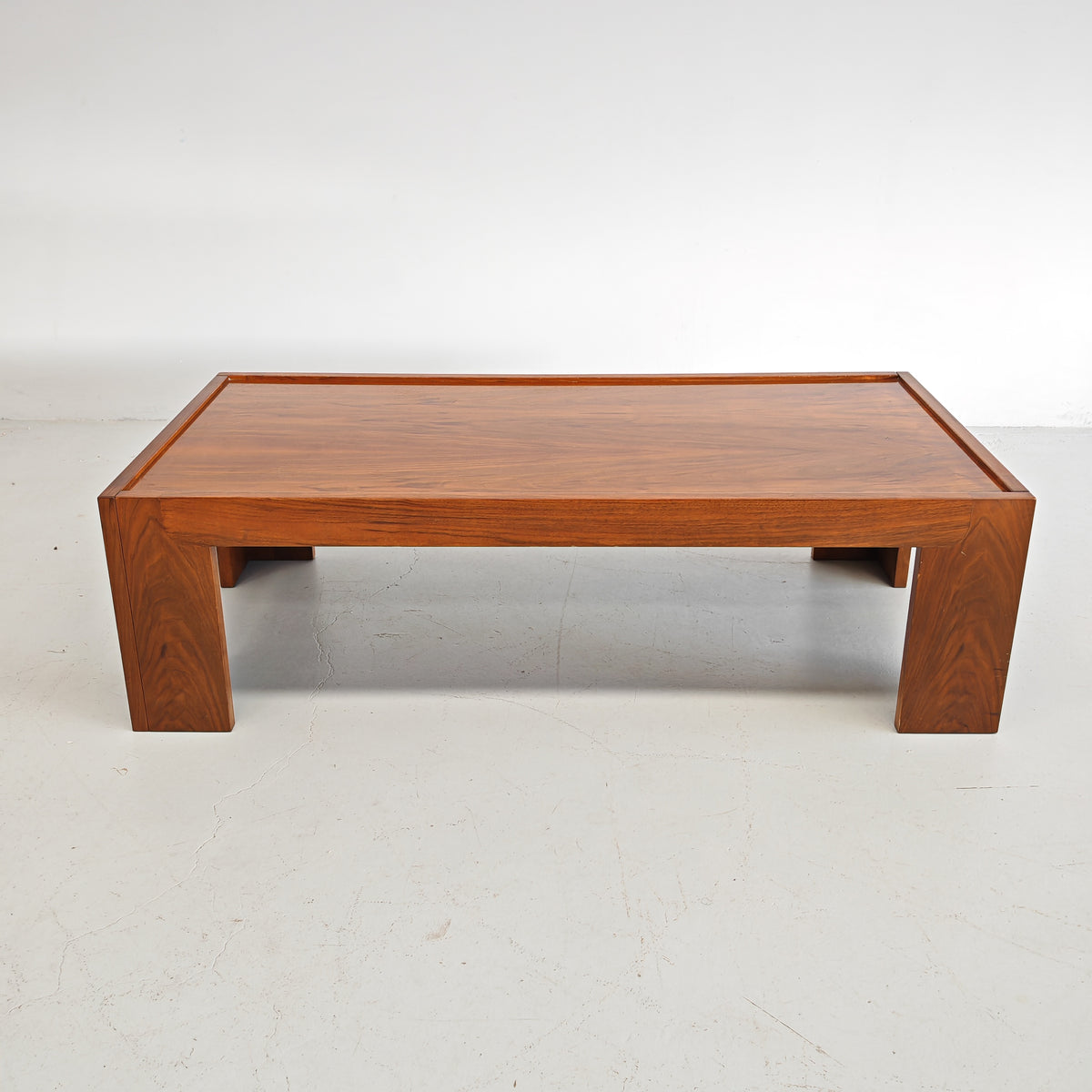 Table basse rectangulaire en noyer vintage années 70 (attribution Cassina Tobia Scarpa)
