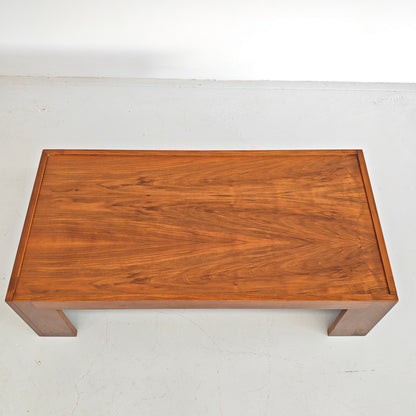 Table basse rectangulaire en noyer vintage années 70 (attribution Cassina Tobia Scarpa)