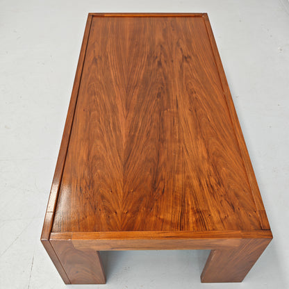 Table basse rectangulaire en noyer vintage années 70 (attribution Cassina Tobia Scarpa)